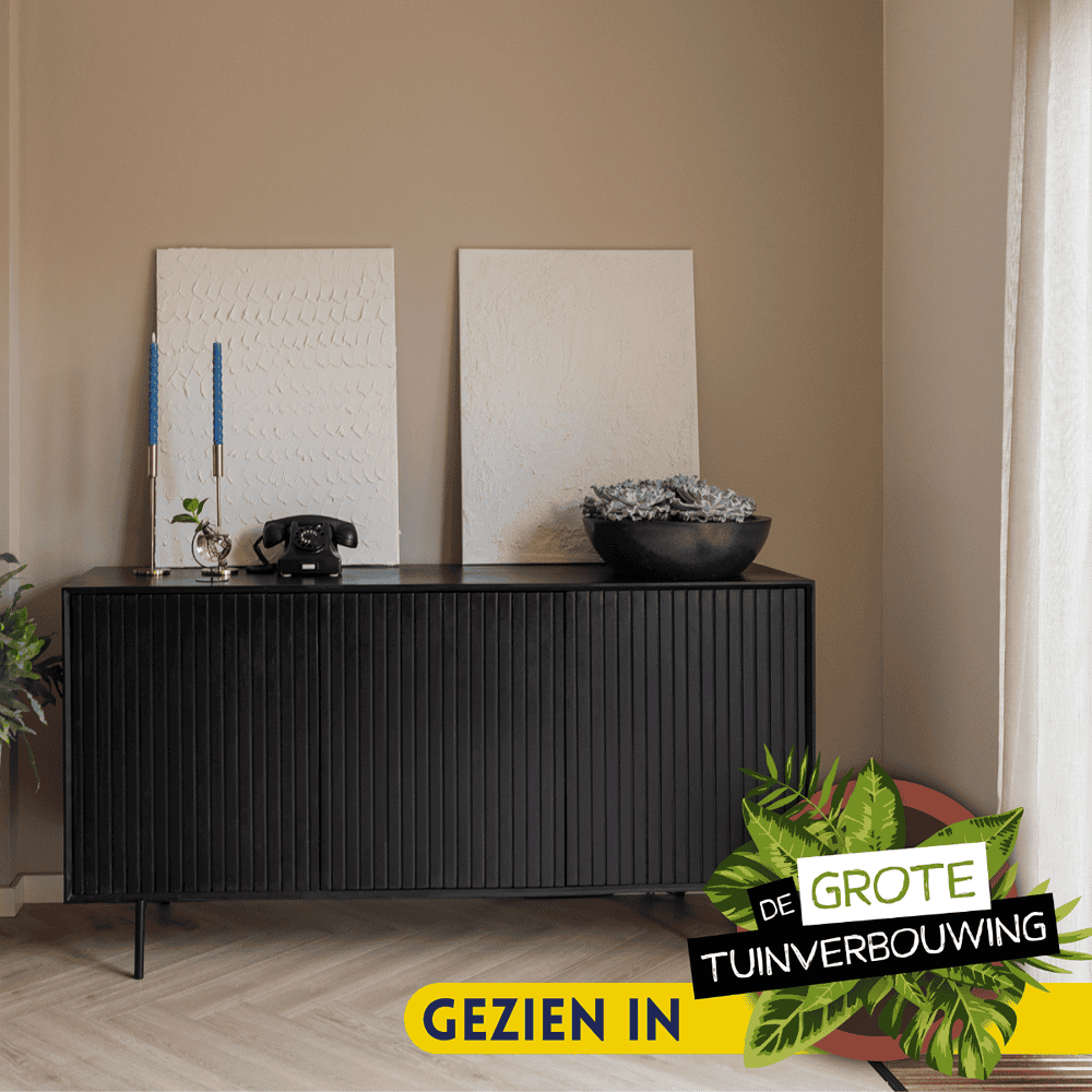 Elegant zwart dressoir met geribbelde afwerking, geschikt voor stijlvolle woonkamers en opbergoplossingen, ontworpen door Mokana Meubelen.