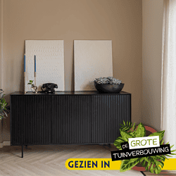 Elegant zwart dressoir met geribbelde afwerking, geschikt voor stijlvolle woonkamers en opbergoplossingen, ontworpen door Mokana Meubelen.