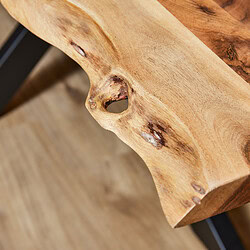 Natuurlijke houten tafel met uniek knooplevel, ambachtelijk craftsmanship, robuust ontwerp en warme uitstraling, perfect voor landelijke of moderne interieurstijlen.