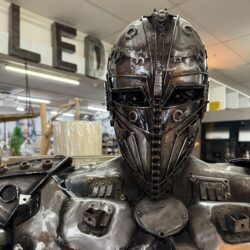 Uniek deco object van metaal en oude onderdelen. Metalen soldaat met zwaard
