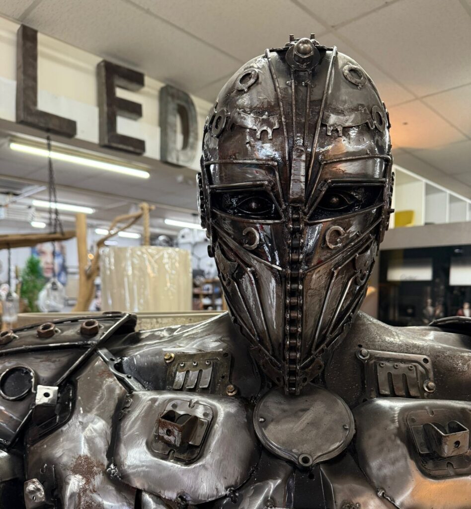 Uniek deco object van metaal en oude onderdelen. Metalen soldaat met zwaard