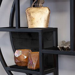 Vintage goudkleurige keramische vazen en decoraties op een zwart metalen open kast.