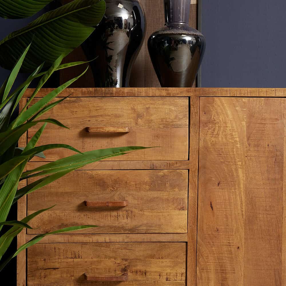 Refinement houten dressoir met laden en decoratieve vazen, natuurlijke uitstraling, meubel van Mokana Meubelen, perfect voor een moderne of landelijke interieurstijl in Nederland.