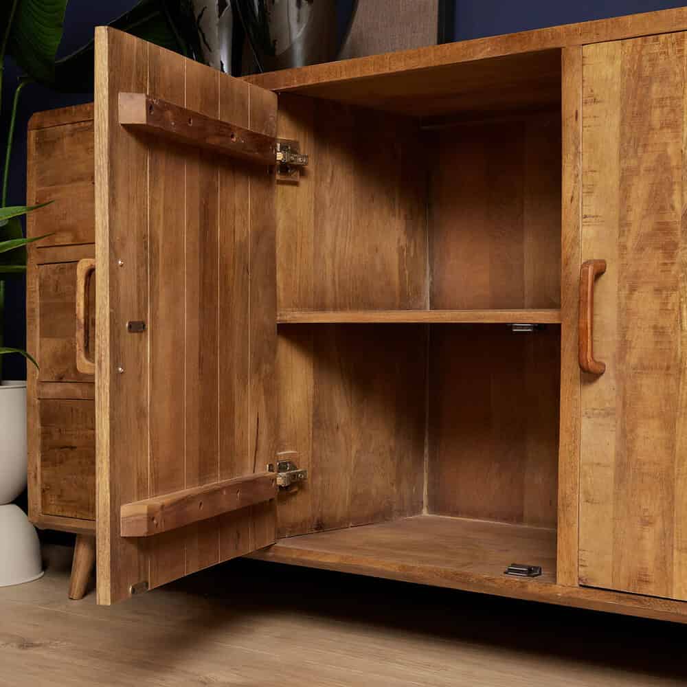 Massief houten kast, handgemaakte meubelstukken, landelijke stijl, houten meubels, voor in de woonkamer of slaapkamer, duurzaam en uniek ontwerp, Mokana Meubelen.