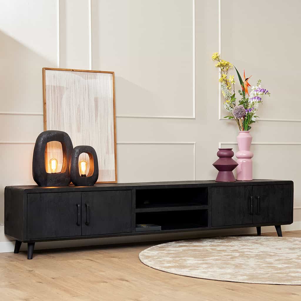 Elegante zwarte TV-meubel van Mokana Meubelen met opbergmogelijkheden, perfect voor moderne interieurstijlen.