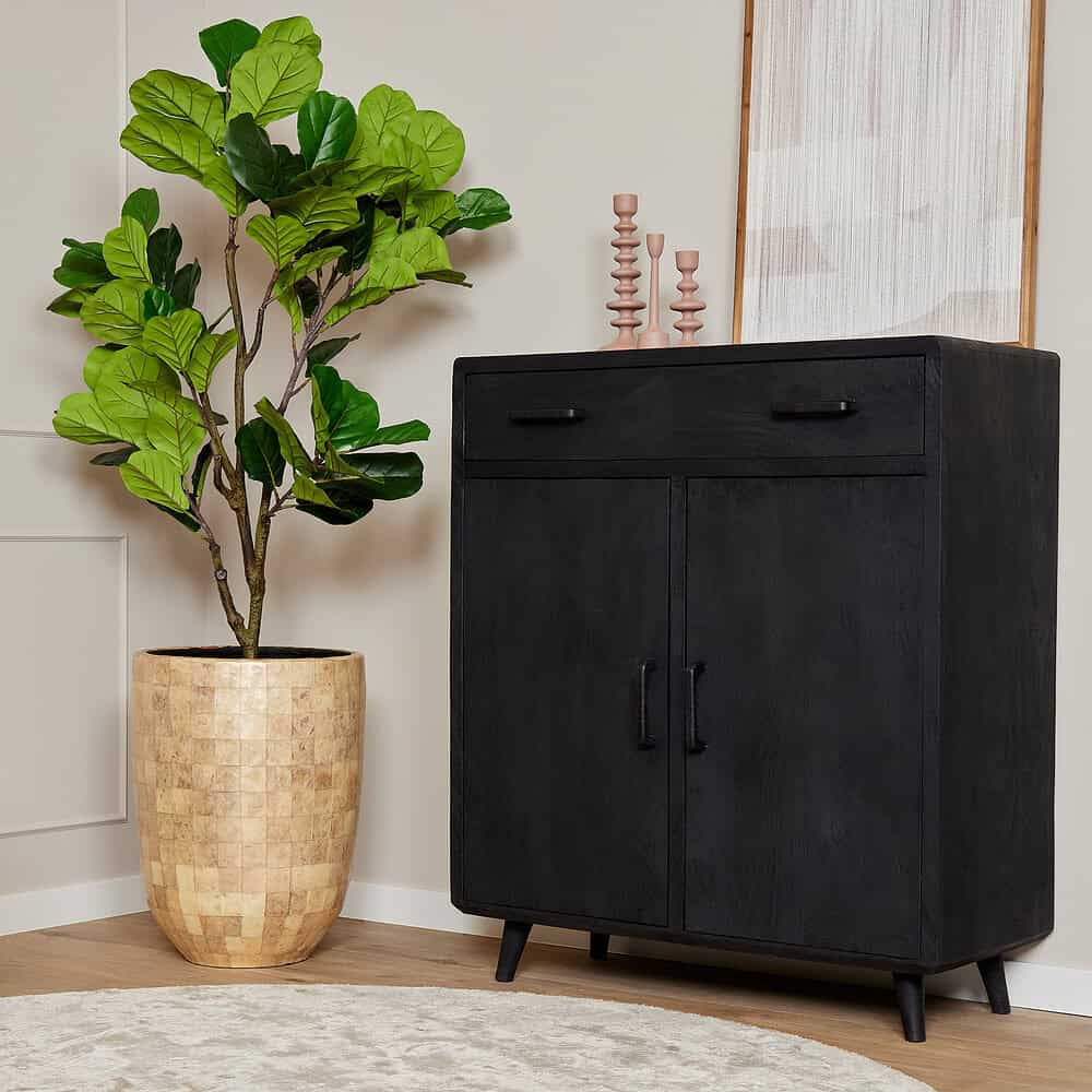 Vintage zwarte houten buffetkast met milde afwerking en modern design voor woonkamer of eetkamer.