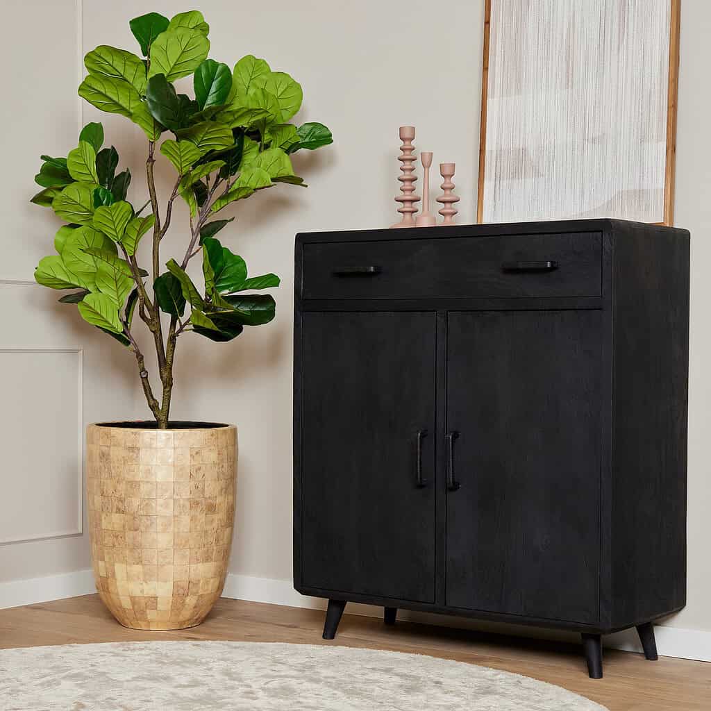 Vintage zwarte houten buffetkast met milde afwerking en modern design voor woonkamer of eetkamer.