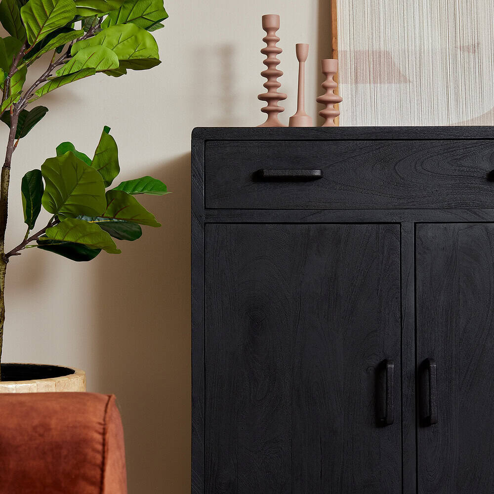 Eikenhouten zwart dressoir met lade en deuren, modern meubelstuk voor woonkamer of slaapkamer.
