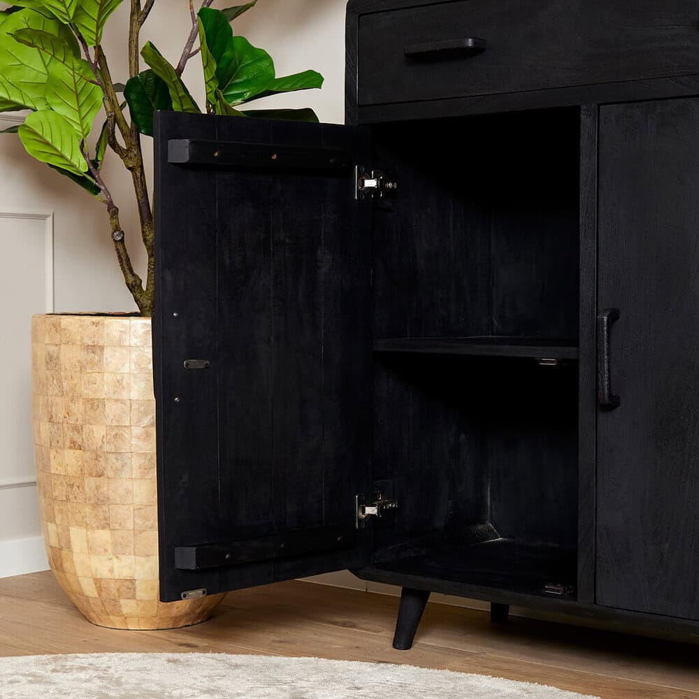 Nieuwe zwarte houten meubelkast van Mokana Meubelen, modern en stijlvol design, geschikt voor diverse interieurstijlen, ruime opbergruimte met elegant afwerking.