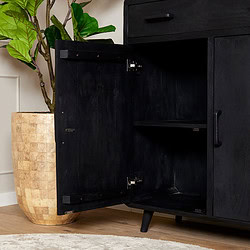 Nieuwe zwarte houten meubelkast van Mokana Meubelen, modern en stijlvol design, geschikt voor diverse interieurstijlen, ruime opbergruimte met elegant afwerking.