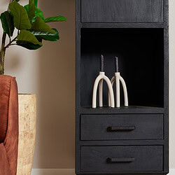Houten zwarte kast met laden, decoratieve kandelaren, modern design meubels.