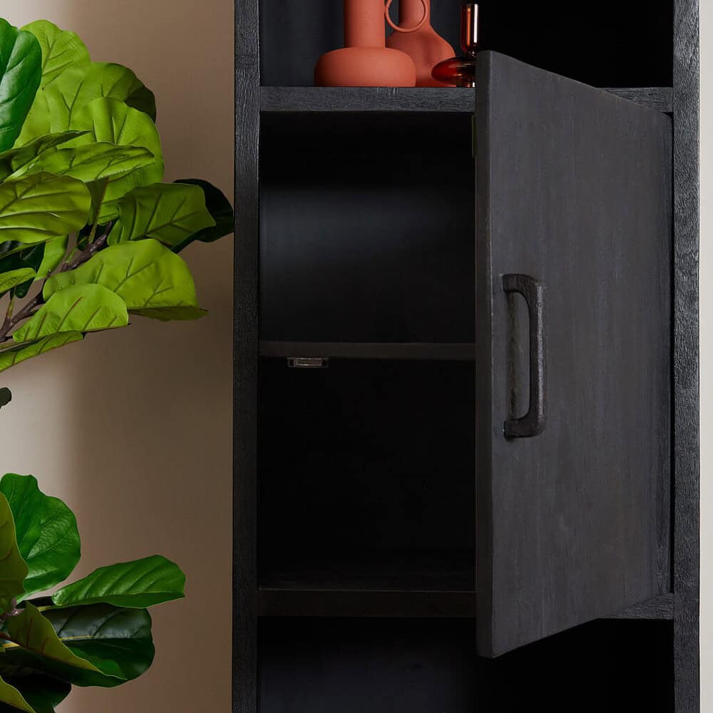 Moderne zwarte houten kast met deur en open vak, perfect voor industrieel interieur en opbergruimte.