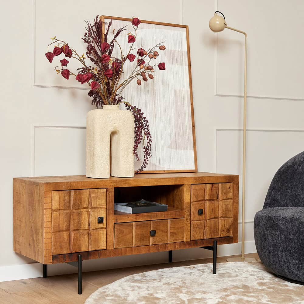 Massief houten TV-meubel met ingebouwde opbergruimte en zwarte metalen poten, perfect voor een modern interieur.