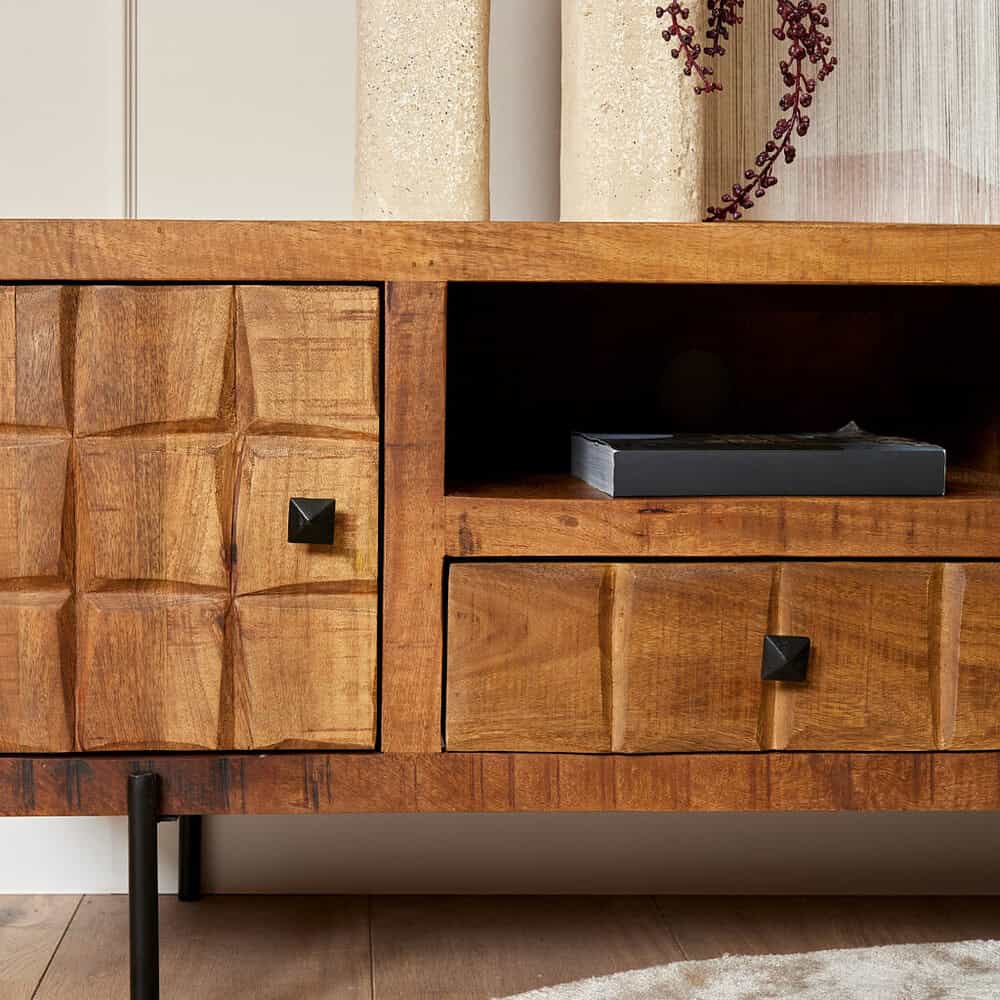 Robuuste houten dressoirkast met geometrisch geslepen deuren en zwarte vierkante knop, perfect voor een sfeervolle woonkamer of slaapkamer, gemaakt van hoogwaardig massief hout.