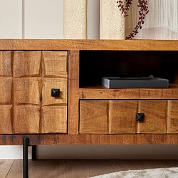 Robuuste houten dressoirkast met geometrisch geslepen deuren en zwarte vierkante knop, perfect voor een sfeervolle woonkamer of slaapkamer, gemaakt van hoogwaardig massief hout.