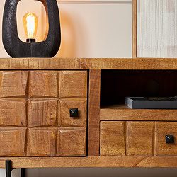 Eiken dressoir met 4 lade, natuurlijke afwerking en zwart metalen handvatten, perfect voor modern interieur.