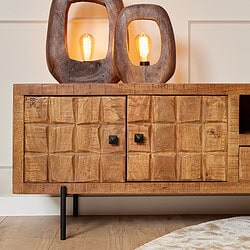 Rustieke houten landelijk dressoir met vier boxen en zwarte handgrepen, houten top en modern zwart onderstel, perfect voor sfeervolle woonkamerinterieurdecoratie.