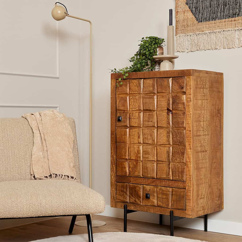 Mooi houten kast met unieke 3D-gehamerde patroondetails, modern landelijk design; perfect voor stijlvolle interieurdecoratie en opslag.