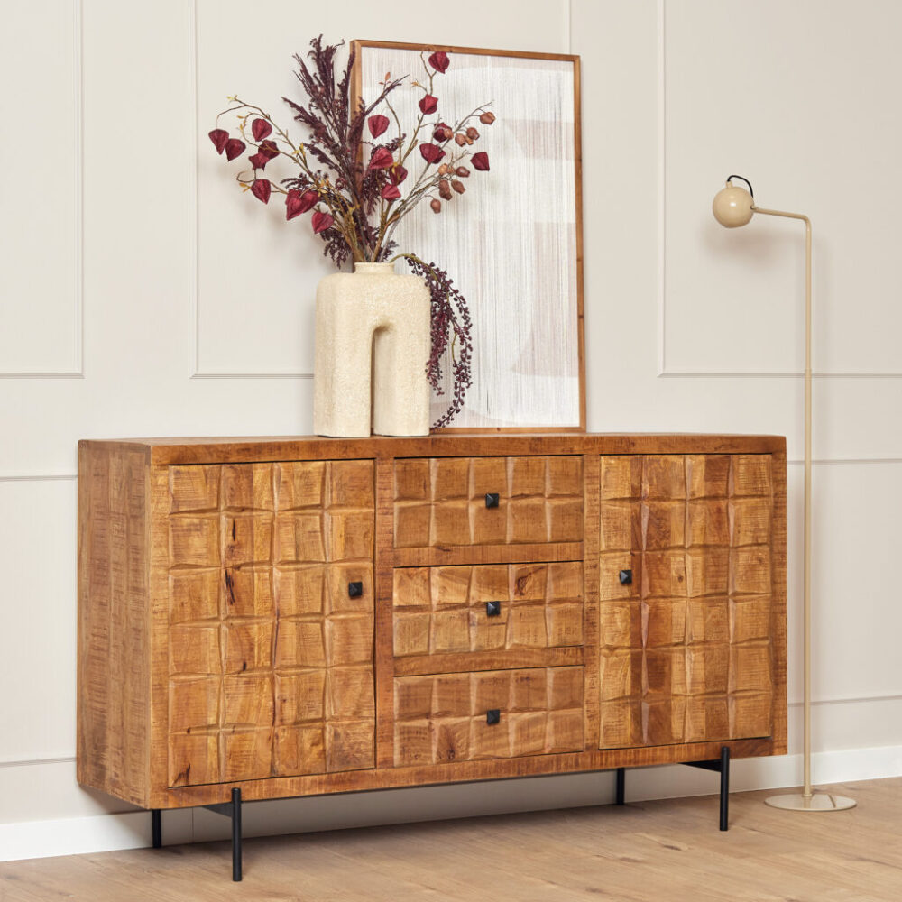 Uniek houten dressoir met handgemaakte kwadraatpatronen en zwart metalen poten, perfect voor een landelijke of modern interieur.
