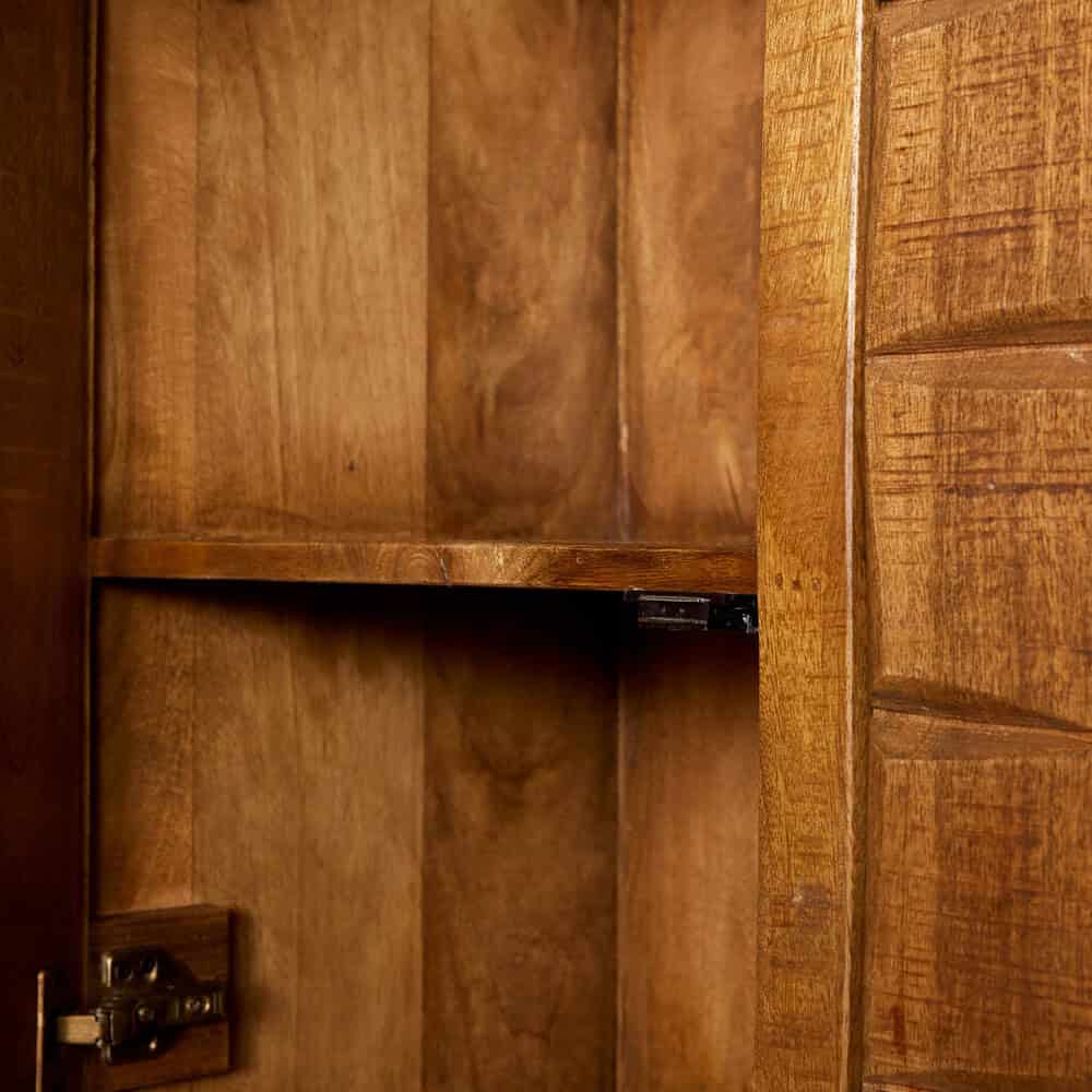 Haardvrije houten kast met natuurlijke afwerking en verstelbare planken, perfect voor opbergruimte en decoratie in uw interieur.