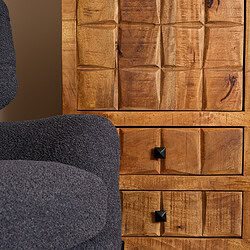 Ruwe houten ladekast met unieke details en zwart metalen knopjes, gecombineerd met een zachte, donkergrijze stofferen fauteuil, perfect voor een stijlvolle en functionele woonkamer.