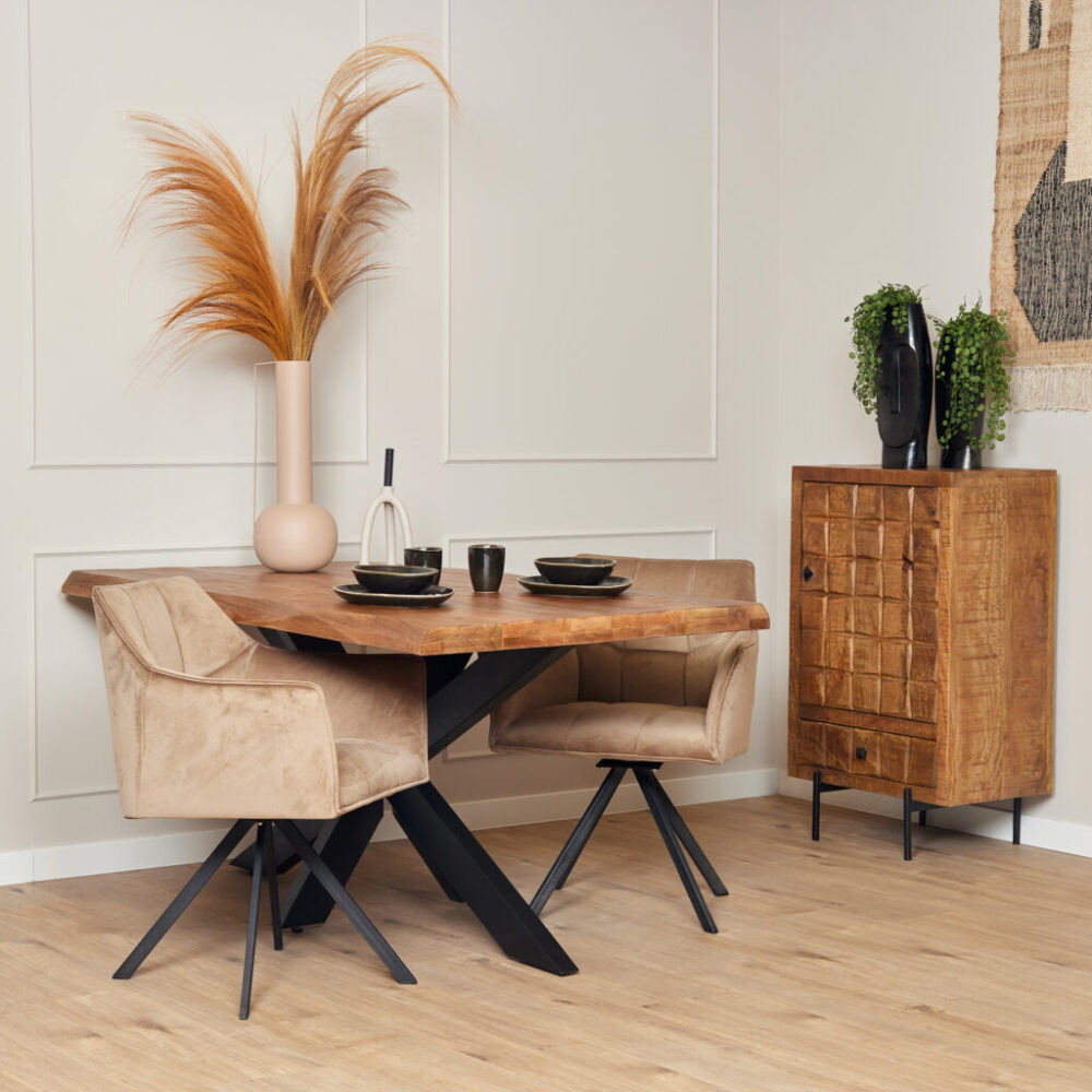 Elegant eettafel met massief hout en unieke zwart metalen onderstel, perfect voor modern en luxe interieur, gecombineerd met comfortabele beige eetkamerstoelen en accessoires van natuurlijke materialen.