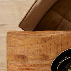 Massief houten tafel en stijlvolle bank, handgemaakt van natuurlijk hout en eco-leder, perfect voor modern interieur.