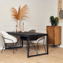 Rustieke-eettafel-met-stoffen-stoelen-en-wooden-kast-in-eetkamer-voor-stijlvol-meubeldesign.