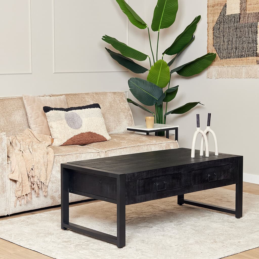 Black houten salontafel met lade, moderne industriele uitstraling, passend bij Mokana Meubelen interieurstijl.