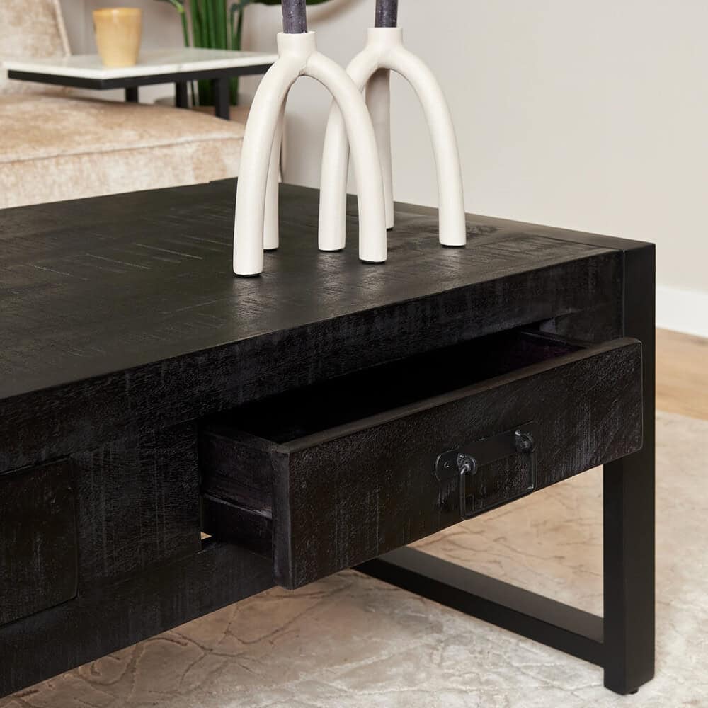 Houten zwarte salontafel met vakken en metalen details, perfect voor moderne woonkamers en storage.