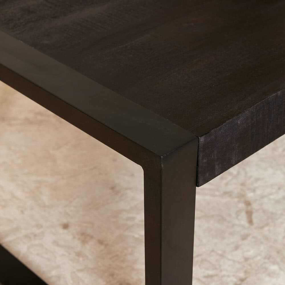 Stoer en modern houten eettafel met zwarte metalen frame, perfect voor een stijlvolle eetruimte of kantoor. Vakkundig vervaardigd voor duurzaamheid en tijdloze elegantie.