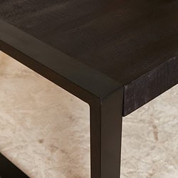 Stoer en modern houten eettafel met zwarte metalen frame, perfect voor een stijlvolle eetruimte of kantoor. Vakkundig vervaardigd voor duurzaamheid en tijdloze elegantie.