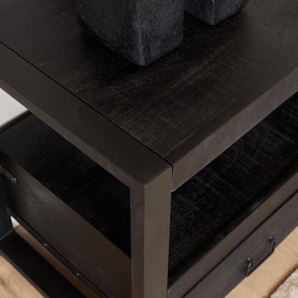 Gestructureerd zwart metalen salontafel met houten oppervlak en open opberglade, modern industrieel meubelstuk nog op maat gemaakt door Mokana Meubelen.