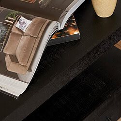 Comfortabele beige stoffen bank met bijpassende decoratieve kussen, afgebeeld in een modern interieur met een zwarte houten tafel en een boek voor een stijlvolle woonruimte.