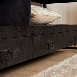 stf-811a-020 Vintage-Holzmöbel mit Metallgriffen, dunkelbraunem Finish und robustem Look, perfekt für ein warmes und gemütliches Wohnzimmer oder Schlafzimmer.