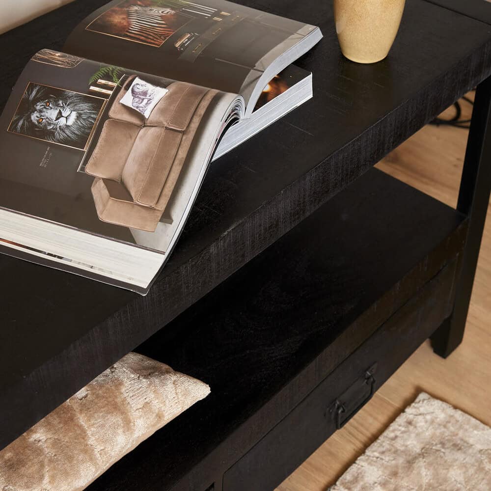 stf-811a-021-1024x1024 Luxuriöses holzfarbenes Sofa auf einem Hochglanzmagazin im Wohnzimmer, perfekt für eine moderne Inneneinrichtung.