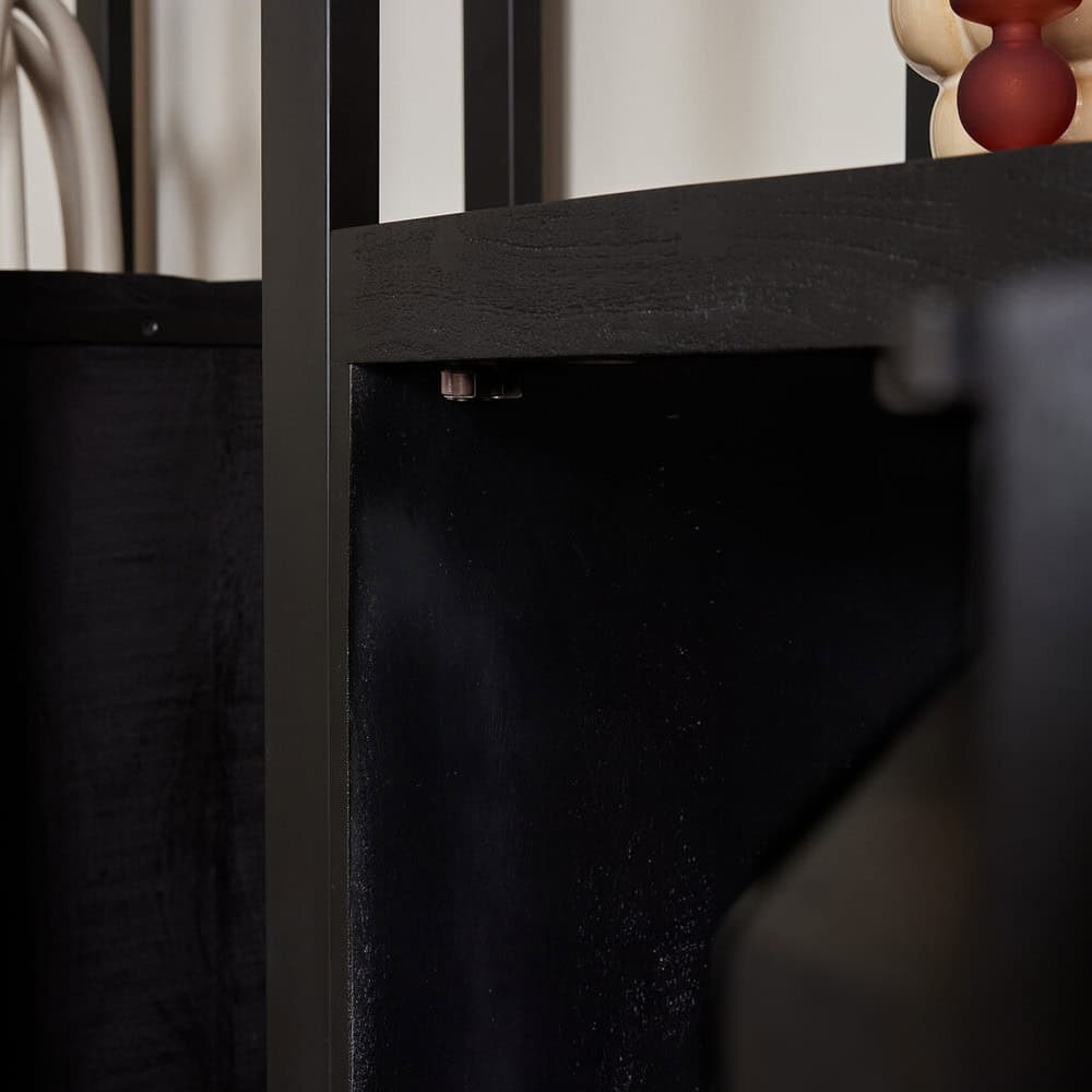 Massief zwart houten meubel, close-up van moderne Scandinavische eetkamer- of salontafel, op maat gemaakte houten meubelen van Mokana Meubelen.