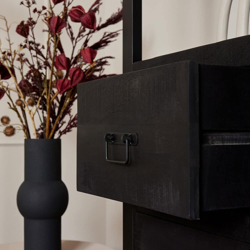 Zwart houten ladekast met metalen handgreep, modern en industrieel design voor in woonkamer of slaapkamer.