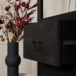 Zwart houten ladekast met metalen handgreep, modern en industrieel design voor in woonkamer of slaapkamer.