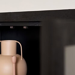 Renovatie houten meubel, zwarte afwerking, details van meubeldetail, modern design, hoogwaardige afwerking.