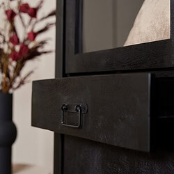 Ronde houten dressoirkast met zwart metalen handvat en lade, moderne meubel met rustige uitstraling, perfect voor woonkamer of slaapkamer, handgemaakt door Mokana Meubelen, landelijke en industriële stijl.