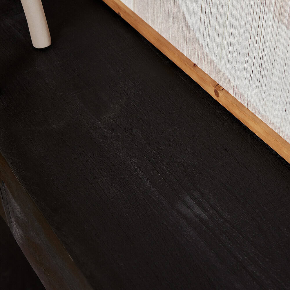 Houten meubelstuk met donker gebeitst hout en strakke afwerking, modern design passend in diverse interieurs.