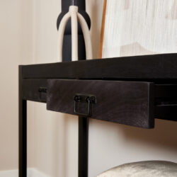 Antieke industriële houten kast met zwarte metalen details, perfect voor een moderne en vintage interieur Inspiratie voor opbergruimte en decoratie.