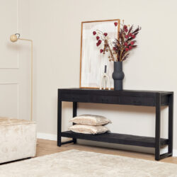 Elegante zwarte houten console tafel in modern interieur met decoratie en woonaccessoires, perfect voor stijlvolle opbergruimte en design.