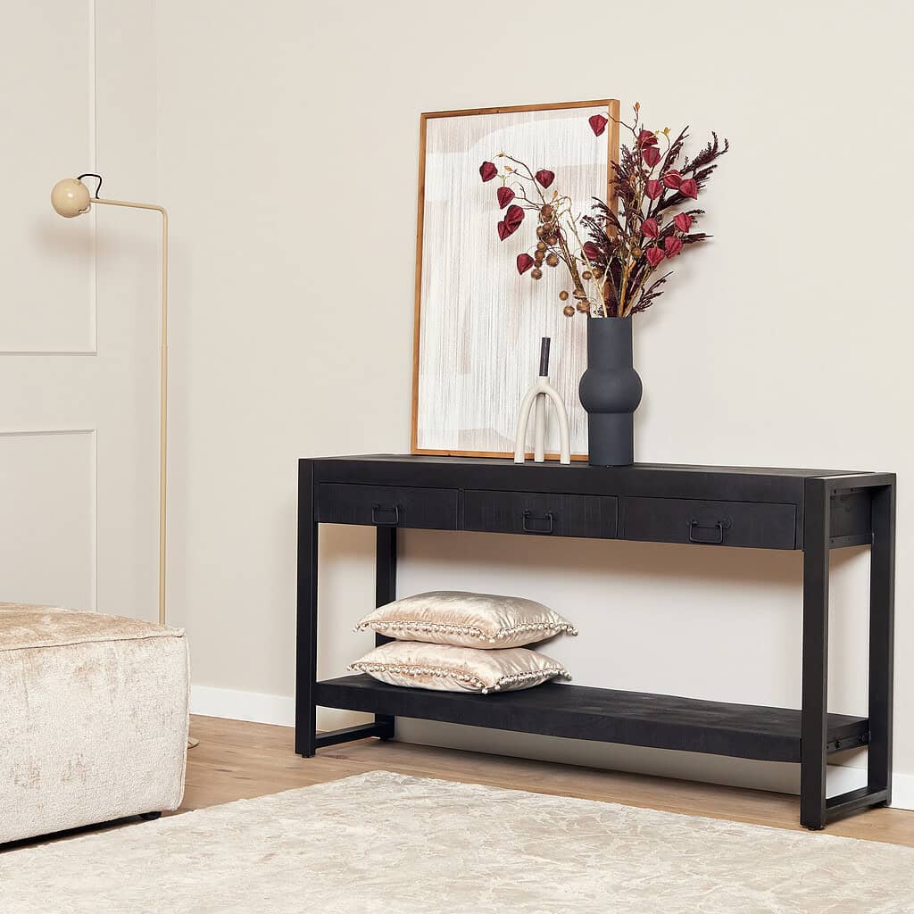 Moderne zwarte houten console tafel met opbergvakken, decoratief bloemenvaas en muurdecoratie in een stijlvol woonkamer interieur.