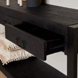 Elegante zwarte ladekast met handvatten, gemaakt van massief hout, perfect voor een industrieel interieur, bieden ruime opbergmogelijkheden en moderne uitstraling.