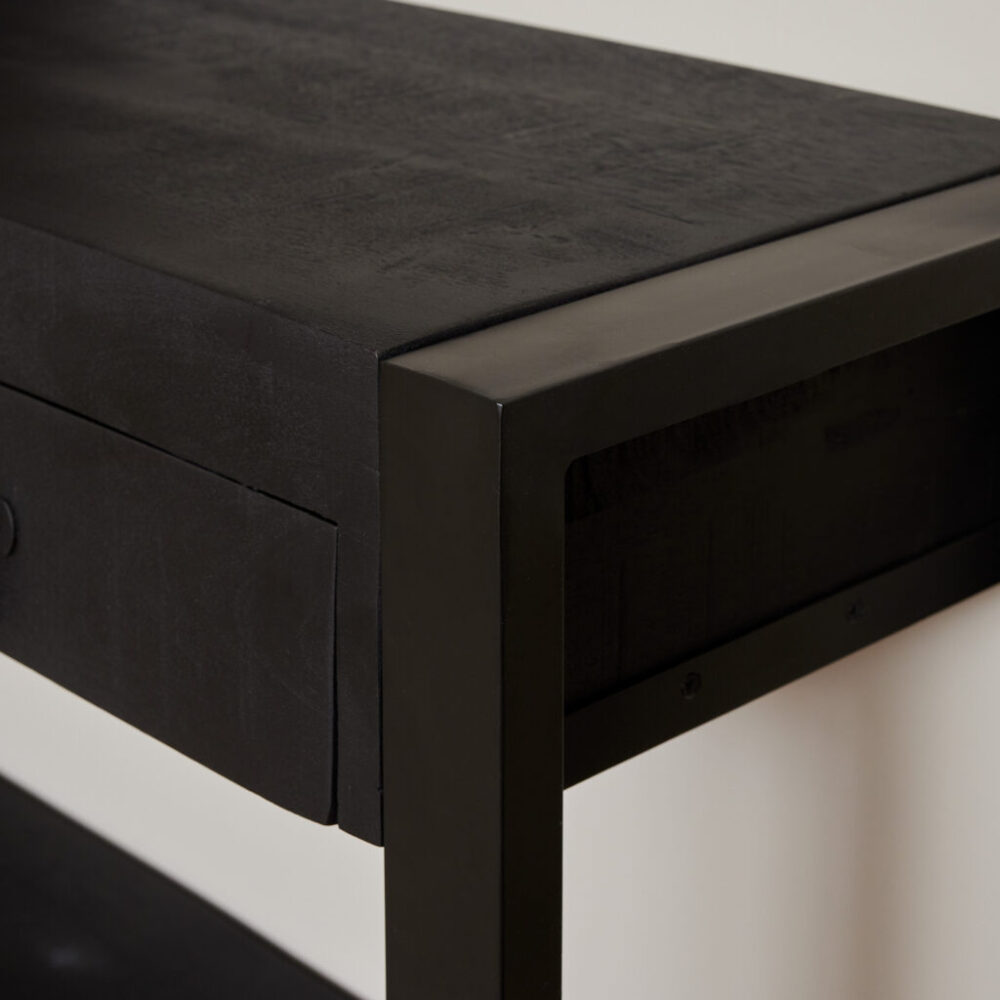Robuuste zwart getinte houten bijzettafel met strakke lijnen en minimalistisch design, ideaal voor modern interieur. Perfect voor gebruik als nachtkastje of salontafel in woonkamer of slaapkamer.
