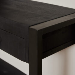 Robuuste zwart getinte houten bijzettafel met strakke lijnen en minimalistisch design, ideaal voor modern interieur. Perfect voor gebruik als nachtkastje of salontafel in woonkamer of slaapkamer.
