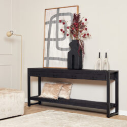 Strakke zwarte houten sideboard met laden, decoratief vazen en kleurrijk bloemstuk in modern interieur, perfect voor stijlvolle woonkamers en elegante opbergruimte.