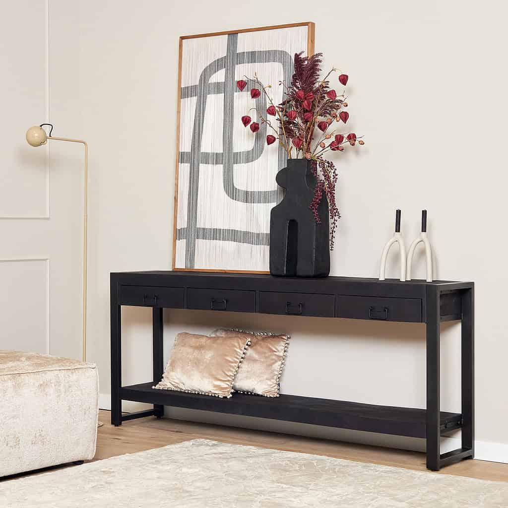 Elegante zwarte houten dressoir met opberglades, perfect voor een modern interieur met decoratieve accessoires en bloemstukken.